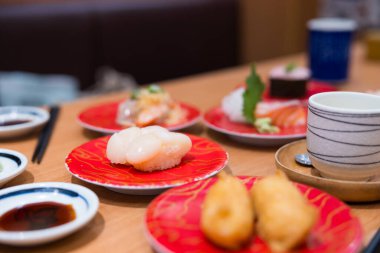 Restoranda çeşitli suşiler servis ediliyor.