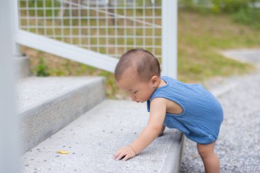 Bebek taş merdivenlerde sürünüyor.