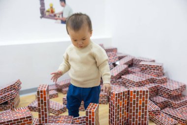 Şirin bebek küçük oyun evinde oyun oynamaktan hoşlanıyor.