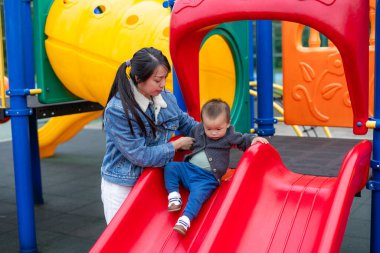 Anne, bebek kaydırağını bahçeye götür.