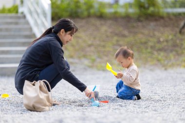 Mutlu bebek anne ile kazma taşı oynuyor