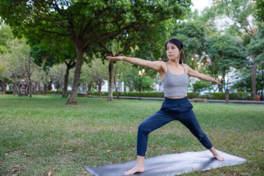 Yoga ve meditasyon yapan bir kadın.