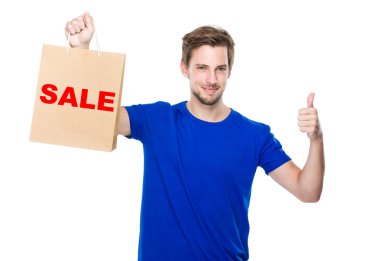 adam alışveriş çantası ve yukarı