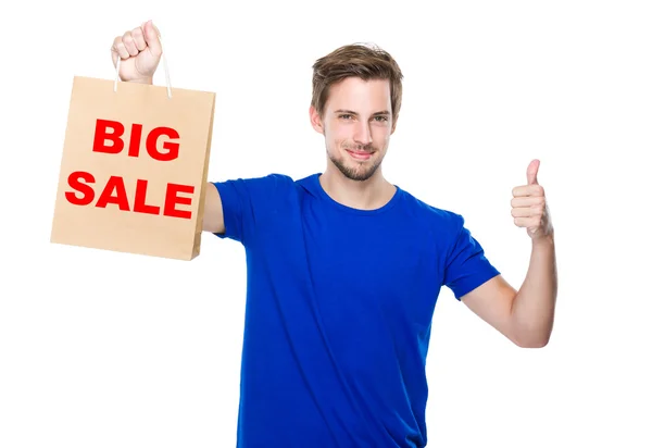 Hombre con bolsa de compras y pulgar hacia arriba — Foto de Stock