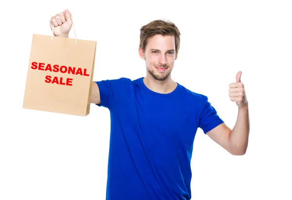 Hombre con bolsa de compras y pulgar hacia arriba —  Fotos de Stock