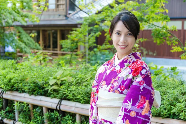 Японская женщина в традиционном костюме — стоковое фото