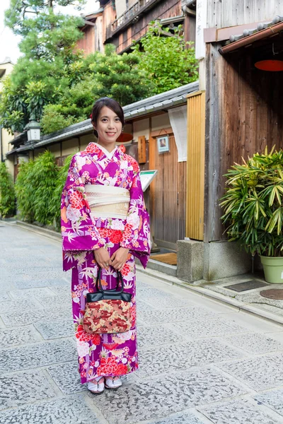 Японская женщина в традиционном костюме — стоковое фото
