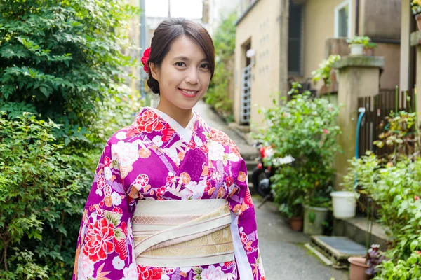 Mujer japonesa en traje tradicional — Foto de Stock