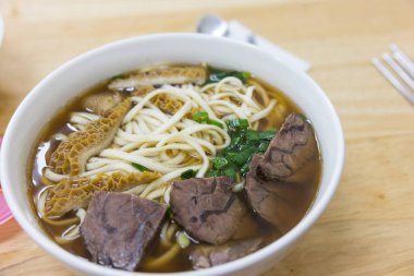 Ev yapımı Tayvan bifteği çorbası.