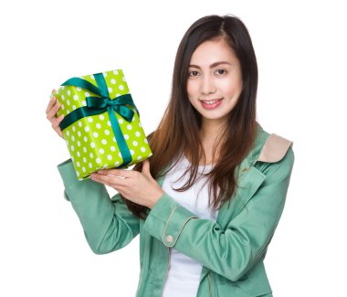 Yeşil paltolu Asyalı genç kadın