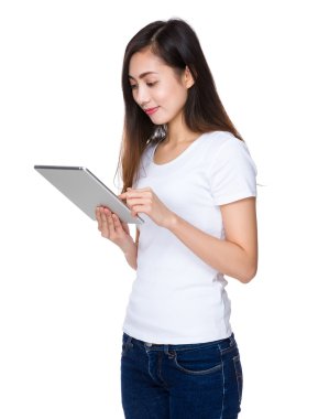 Beyaz t-shirt Asyalı genç kadın