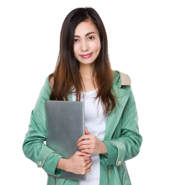Yeşil paltolu Asyalı genç kadın — Stok fotoğraf