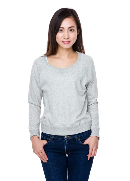아시아 젊은 여성 회색 스웨터 — 스톡 사진