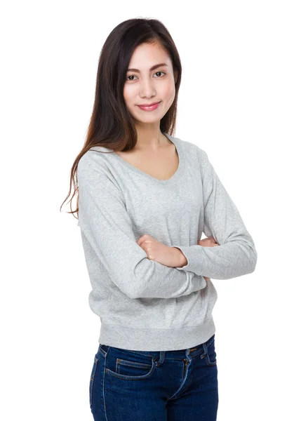 Asiatico giovane donna in grigio maglione — Foto Stock