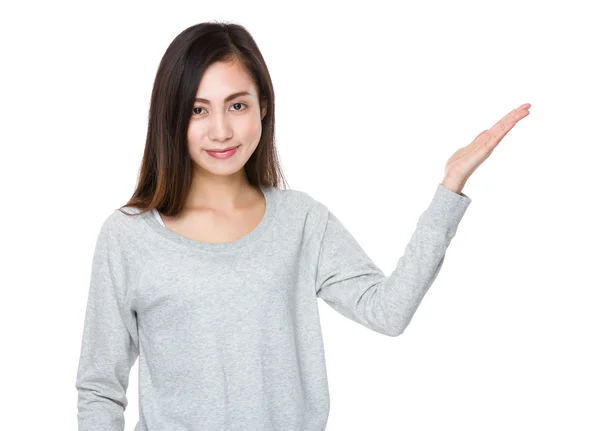 Asiatische junge Frau im grauen Pullover — Stockfoto