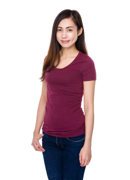 Asiatische junge Frau im roten T-Shirt — Stockfoto