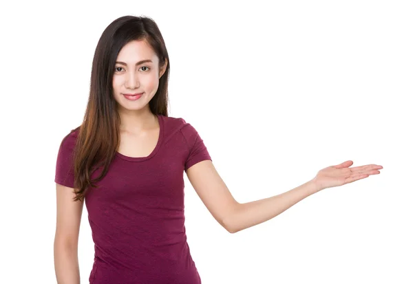 Asiática joven mujer en rojo camiseta — Foto de Stock