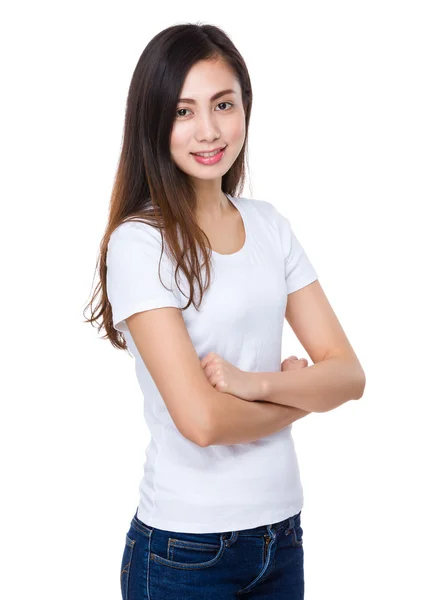 Mujer joven asiática en camiseta blanca — Foto de Stock