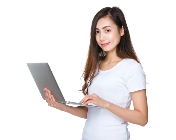 Asiatico giovane donna in bianco t-shirt — Foto Stock