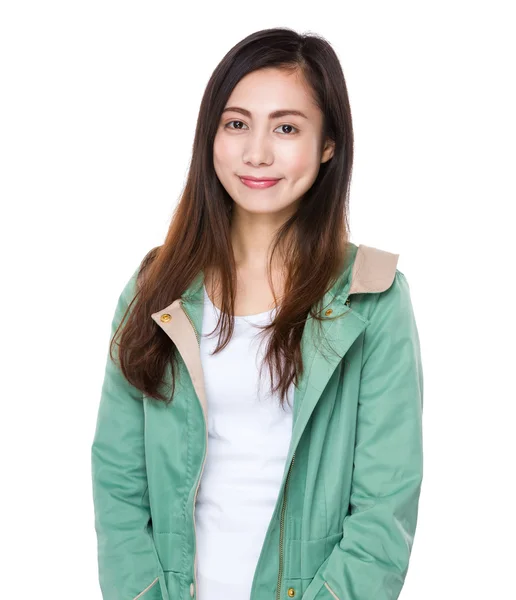Asiática joven mujer en verde abrigo —  Fotos de Stock