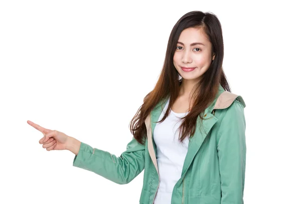 Asiática joven mujer en verde abrigo — Foto de Stock