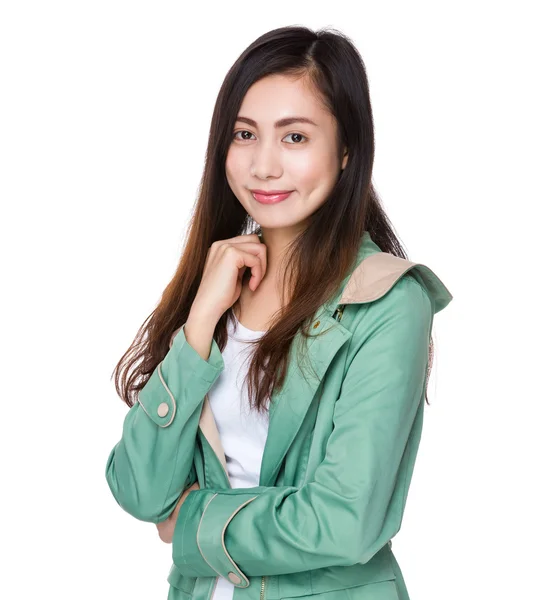 Asiatico giovane donna in verde cappotto — Foto Stock