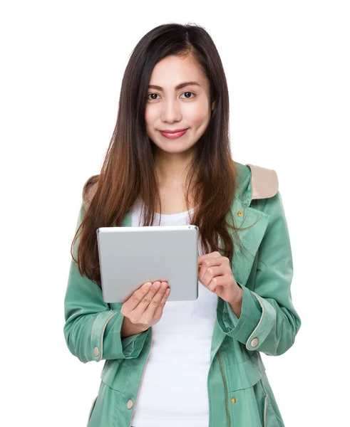 Aziatische jonge vrouw met groene vacht — Stockfoto