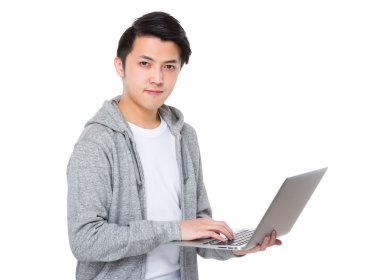 Genç Asyalı adam gri süveterli