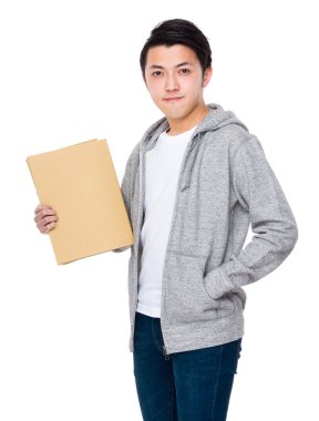 Genç Asyalı adam gri süveterli