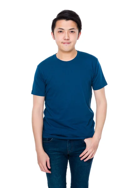 Asiatischer junger Mann im blauen T-Shirt — Stockfoto