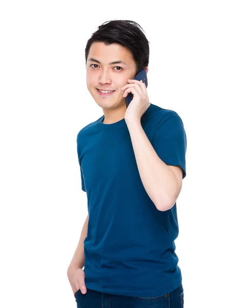 Asiático joven hombre en azul camiseta —  Fotos de Stock