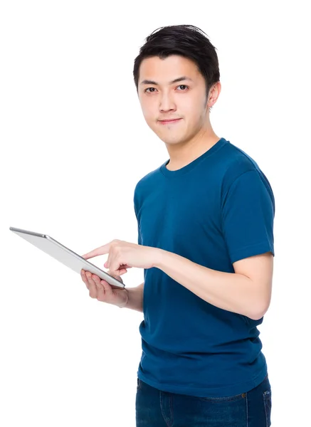 Asiático joven hombre en azul camiseta — Foto de Stock