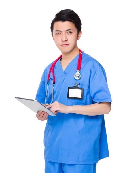 Asiatique mâle médecin en uniforme bleu — Photo