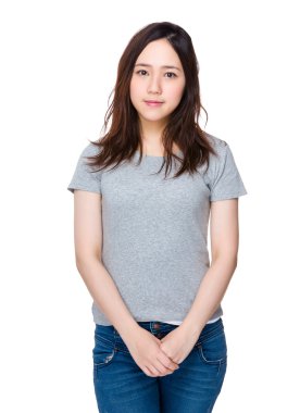 Asyalı genç kadın içinde gri t-shirt