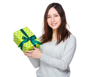 gri süveterli Asyalı genç kadın