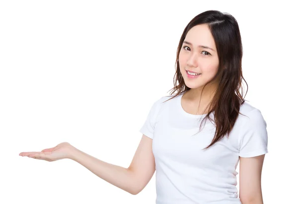 Asiático jovem mulher em branco t-shirt — Fotografia de Stock