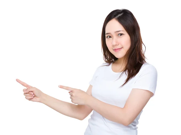 Asiático jovem mulher em branco t-shirt — Fotografia de Stock