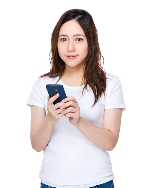 Asiatische junge Frau im weißen T-Shirt — Stockfoto