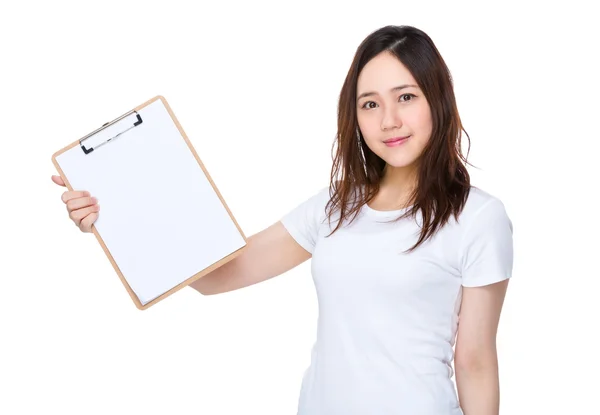 Mujer joven asiática en camiseta blanca — Foto de Stock