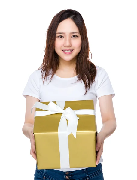 Mujer joven asiática en camiseta blanca — Foto de Stock