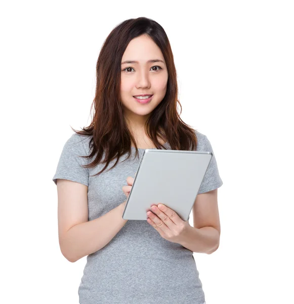 Asiatiska ung kvinna i grå t-shirt — Stockfoto