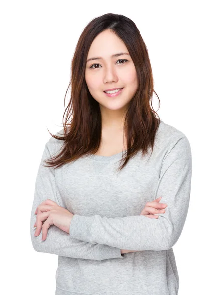 亚洲的年轻女子，穿着灰色毛衣 — 图库照片