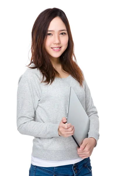 Asiatische junge Frau im grauen Pullover — Stockfoto