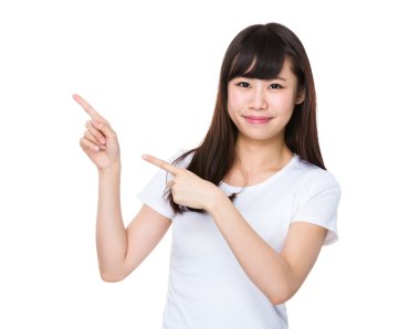 Beyaz t-shirt Asyalı genç kadın