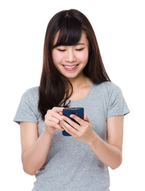 Asyalı genç kadın içinde gri t-shirt