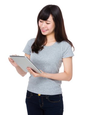 Asyalı genç kadın içinde gri t-shirt