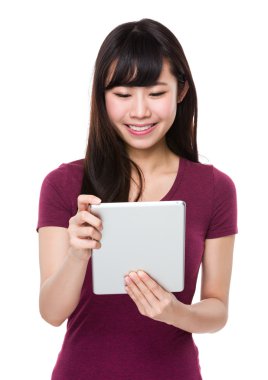 kırmızı t-shirt Asyalı genç kadın