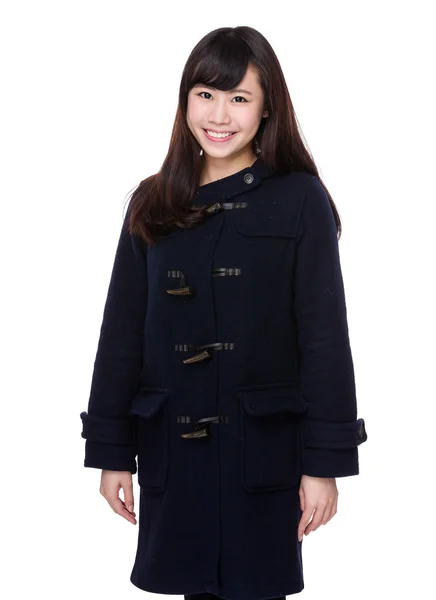 Asiatico giovane donna in nero cappotto — Foto Stock