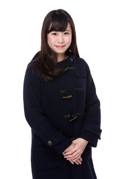 Aziatische jonge vrouw in zwarte jas — Stockfoto