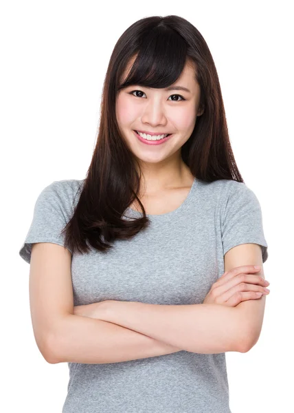 Asiatische junge Frau im grauen T-Shirt — Stockfoto